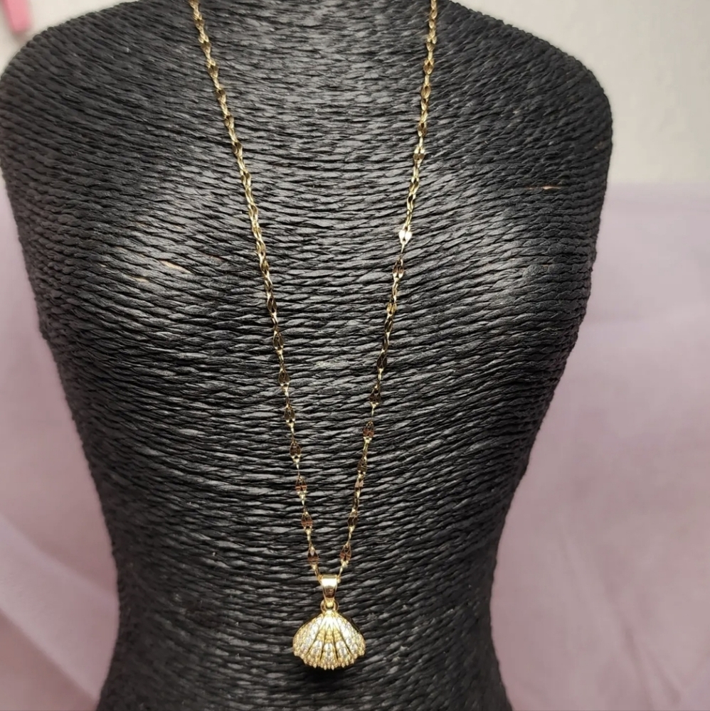Beautiful Shell Necklace with Perl